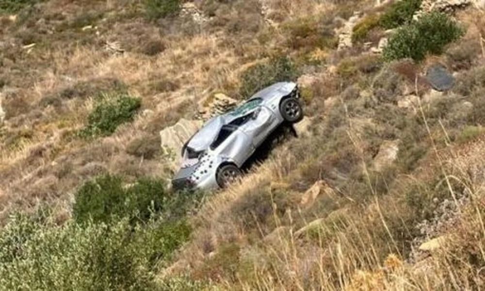 Είχαν άγιο στη Μάνη: Σώοι οι επιβάτες αυτοκινήτου που κατέληξε στον γκρεμό
